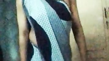 Aunty In Sleeveless Saree.