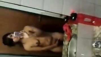 Selfshot Girl Fingering in Bathroom