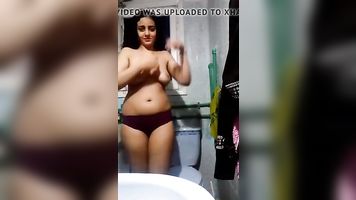 Egyptian Chick nude posing