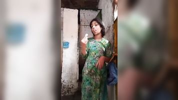 Pakistani Girl Showing Her Butt