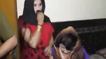 पाकिस्तान होटल में छापा चूदाई करते हुए नंगी पकड़ी खूबसूरत लड़किया ।