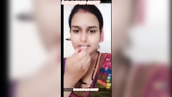 Beautiful Desi bhabhi shows her boobs