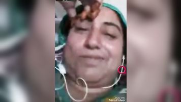 indian aunty showing her boobs