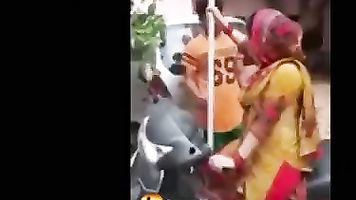 स्कूटी सीखाने के बहाने देवर ने दबाये चुचे